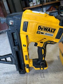 DeWALT DCN890N – AKU klincovačka do betónu - 2