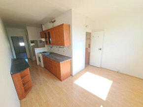 Na predaj veľkoplošný 2-izbový byt s balkónom v Komárne LRo- - 2