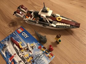 Lego CITY 60147 - Motorovy čln - pláva na vode - 2