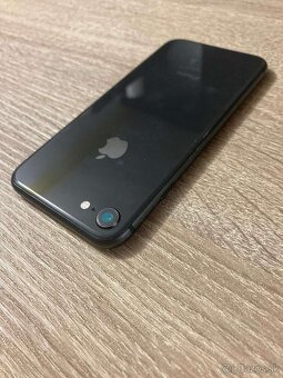 iPhone 8 / 64GB Super stav - 2