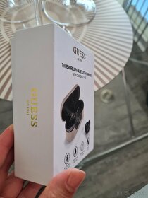 Guess true wireless bluetooth earbuds s nabíjacou stanicou - 2