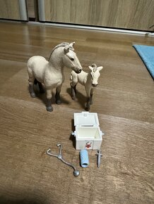 Kôň so žriebätkom schleich 42430 - 2