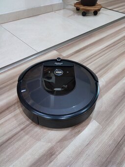 iRobot Roomba i7 s dokovacou a vyprázdňovacou stanicou Clean - 2