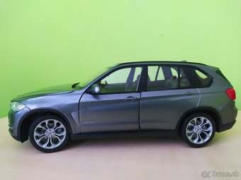 Predám tento Kovový model. BMW X5 strieborná farba v mierke - 2