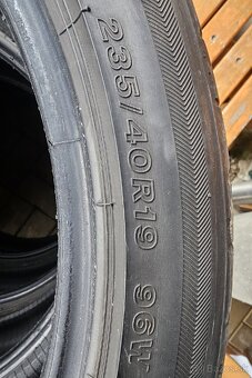 235/40 r19 - 2