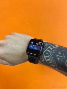 Apple Watch SE 2022 - Grey - 2