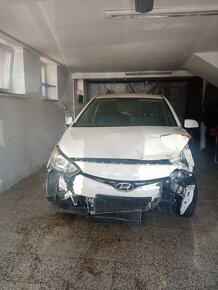 predam havarovany Hyundai I20 - 2