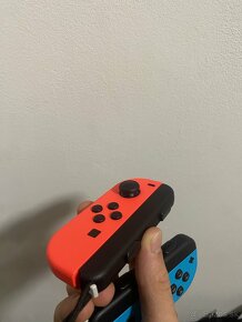 Nintendo switch ovládače a charging grip - 2