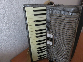 predam akordeon hohner arietta 72basovy - 2