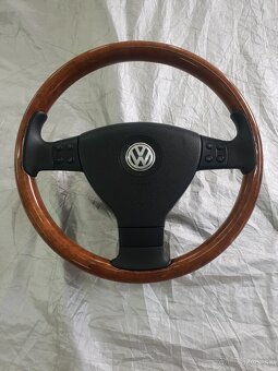 Predám drevený multifunkčný volant Volkswagen Passat B6. - 2