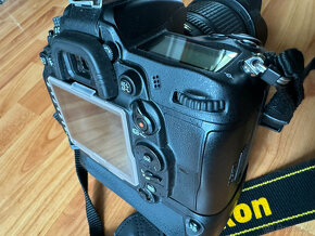 Predám digitálnu zrkadlovku Nikon D7000 - 2