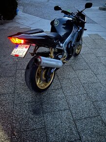 Yamaha r1 - 2