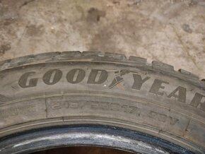 Predám 2 ks zimných pneu Goodyear ultragrip 215/55 r17 - 2