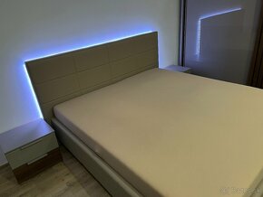 Manželská posteľ s nočnými stolíkmi - 2