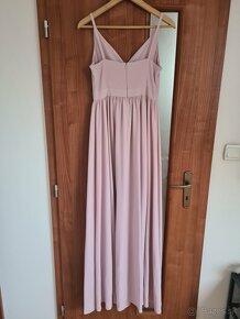 Púdrovo-ružové dlhé šaty s rozparkami - 2