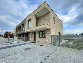 NA PREDAJ: 4 IZBOVÝ DOM NA KLÚČ, POZEMOK 152m2, DUNAJSKÁ STR - 2