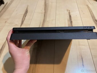 Predám Playstation4 slim - 2