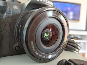 Samsung NX10 + Samsung 16-50mm f3.5-5.5 OIS - 2