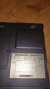 Retro notebook s Windows 98 licenciou - 2