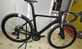 Kompletný karbónový cestný bicykel s elektronickou prehadzov - 2