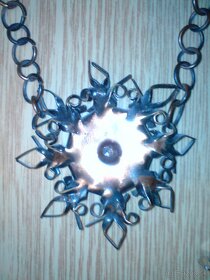 Tepaný kovový náhrdelník - 2