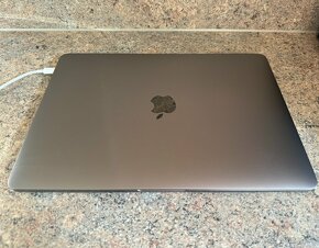 Predám Macbook PRO 2019 s krabicou v TOP STAVE - 2