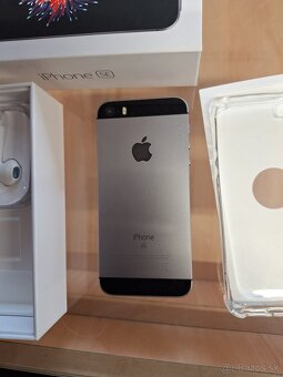 iPhone SE (2016) 32GB+sluchátka - 2