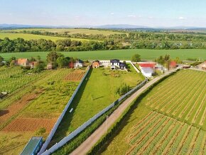 Jedinečný rodinný dom s veľkorysým pozemkom - VRÁBLE - 2