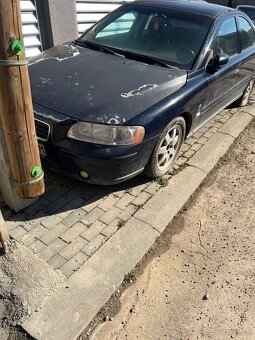 Predám Volvo s60 na náhradné diely - 2