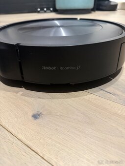 Robotický vysávač iRobot Roomba j7+ so stanicou - 2