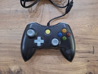 Káblový ovládač na XBOX 360 značky Mad Catz - 2