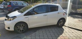 Toyota yaris 1.3 biela - 2