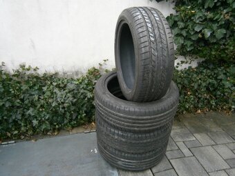 Predám 4x letné pneu Goodyear 235/45 R19 95V - 2