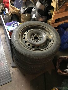 Zimne pneumatiky 195/60 R15 na plechovych diskoch - 2