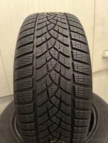 Goodyear Ultragrip 235/45R20 100W - 2