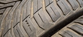 Predám 4ks pekné celoročné 215/50r17-91W Michelin - 2