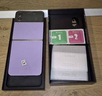 Predám Samsung Z Flip 4 128GB + príslušenstvo - 2