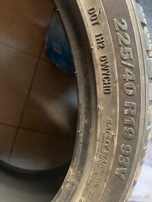 Predám zimné pneumatiky 2ks 225/40r19 - 2