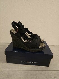 Tommy Hilfiger sandále veľkosť 40 - 2