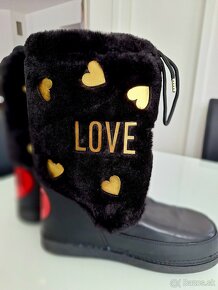 Snehule Love Moschino - 2