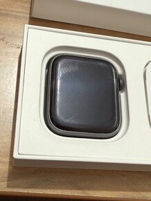 Predám Apple Watch SE 2020 44mm Malé známky opotrebovania - 2