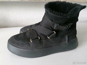 UGG Classic Boom Buckle Pôvodná cena: 179EUR Čižmy - 2