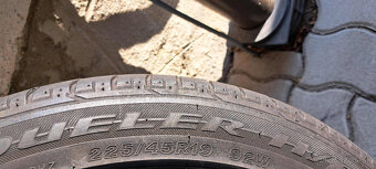 1ks Bridgestone 225/45R19 92W - 2