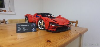 Ferarri daytona sp3, land rover defender, formula 1 mclaren - 2