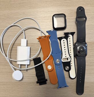 Apple Watch 5 + remienky - 2