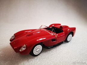 Predám kovový  model auta Ferrari 250 Testarossa,  1:43 - 2