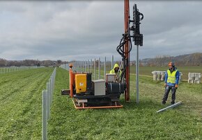 Pomocní elektrikári, bagristi - solárne polia v Nemecku - 2