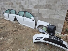 Predám náhradné diely na Seat Ibiza 6p8 combi biela farba - 2