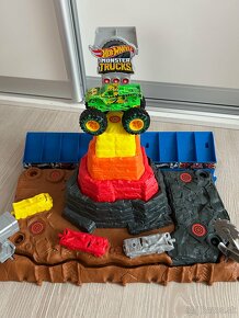 Hot Wheels Monster Trucks Ultimate Crush Yard - 2