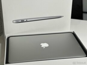 Apple MacBook Air 13' (Early 2015) - 2